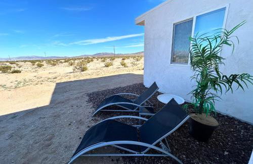Serene Modern Home Backdoor with great WiFi, games, movies, patio seating and bbq Easy Access to North Joshua Tree National Park in 10 minutes - Foto 18