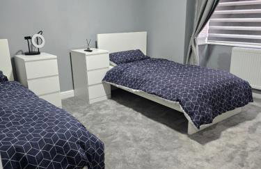 Manchester - House - Sleeps 6 - Parking - Garden - Foto 11