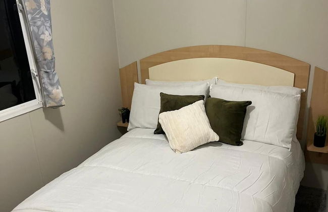 3 Bedroom Caravan - Sleeps 8 - Parking, Wifi, Pool - Photo 3