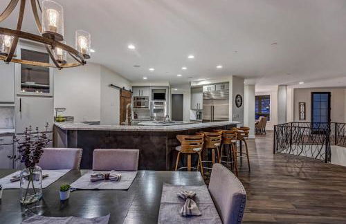 Cozy mountain home w riverfront patio - Foto 45