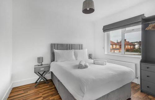 Spacious 4 Bedroom Home, Prime Location, Parking - Photo 15