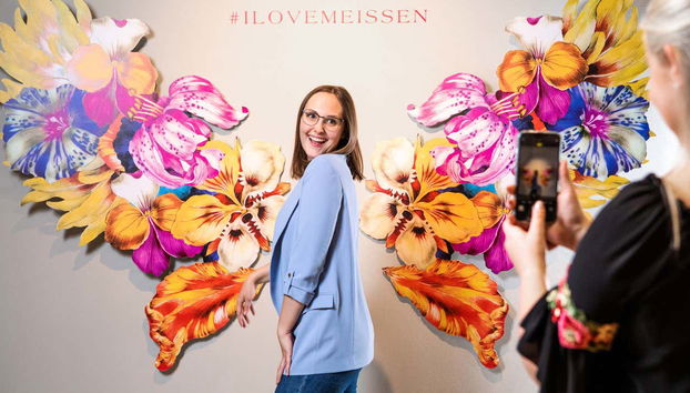 Uma mulher posando no mural Meissen