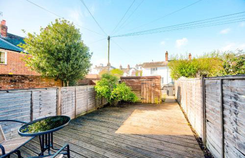 Central Canterbury Gem New Refreshed Decor Sunny Deck Outdoor Furniture FREE Parking 2BR 2BA TOP Location - Foto 79