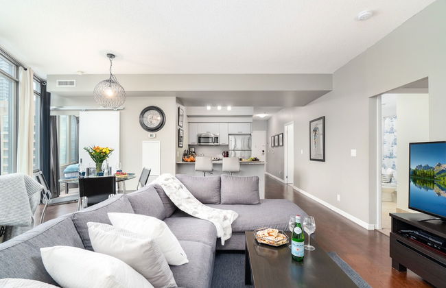 QuickStay - Luxurious 2-Bedroom Condo, Downtown Core - Photo 2