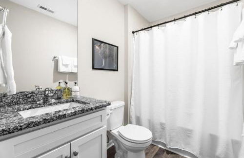 Charming 5bd - BBQ - Deck- 4mins Duke University - Photo 40