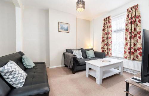 Convenient 2BR House with Great Transport Links - Photo 32