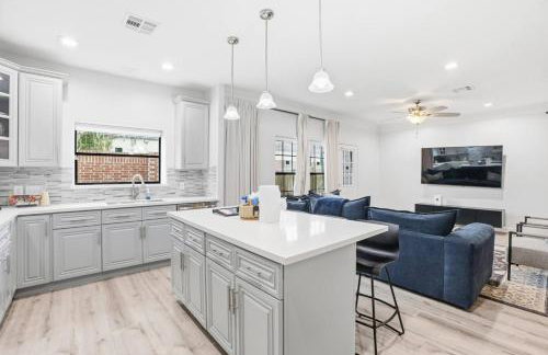 O18B Spacious 3BR Home Sleeps 10 With 2 Living Areas - Foto 5