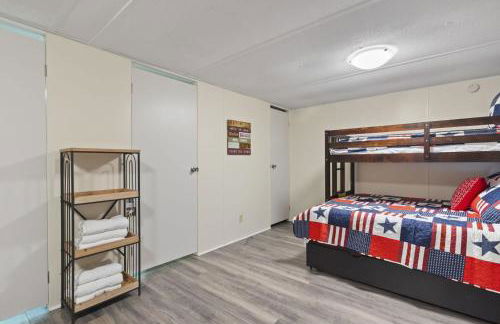 Spacious 2BR Retreat-10 minutes to the Beach! Pet Friendly! - Foto 30