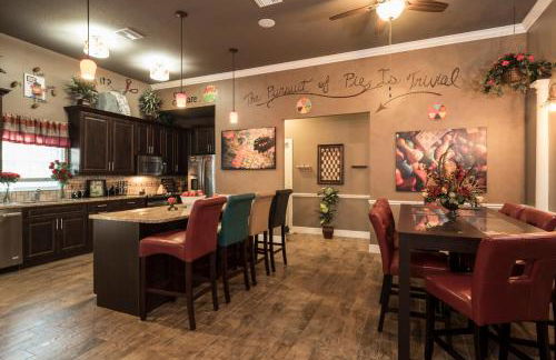 10 Acre Lakefront Game House - Sleep Upto 45 - Foto 43