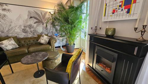 Exclusive top floor 2-bedroom flat - Photo 1