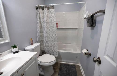 3 Min to Downtown - 10 Min to Elon - Smart TVs - Foto 39