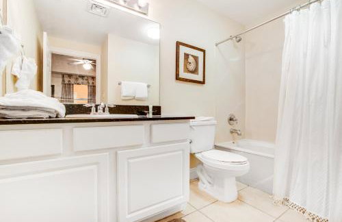 High-rise condo with pool & ocean views - walk to the beach - Foto 26