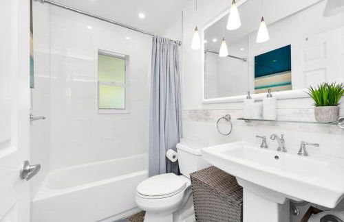 Renovated 2BR Home - Hot Tub, Gym & Beach Nearby - Foto 5