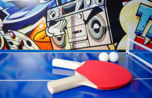 6 BR 3 Bath Spacious Tudor House & Free Parking - Foto 67