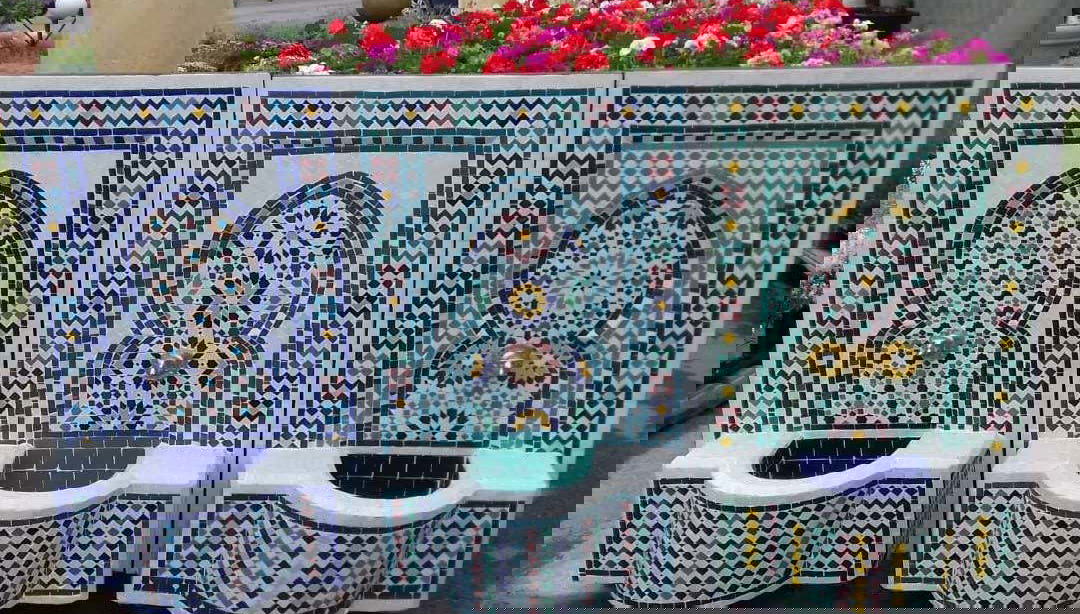 Fuentes decoradas con mosaicos