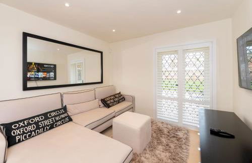 Luxurious Country House with Cinema Games Room - Pass the Keys - Photo 22