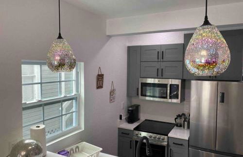 Contemporary 1-Bedroom Private Bungalow Walk to Armature & Riverwalk - Foto 14