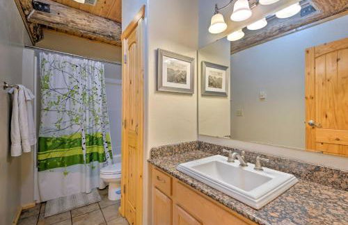 Riverfront Cabin with Hot Tub 2 Mi to Eagle Falls - Foto 14