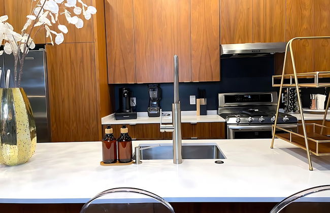 Massive Compound 20 Beds Rainey St 6 min Walk - Photo 21