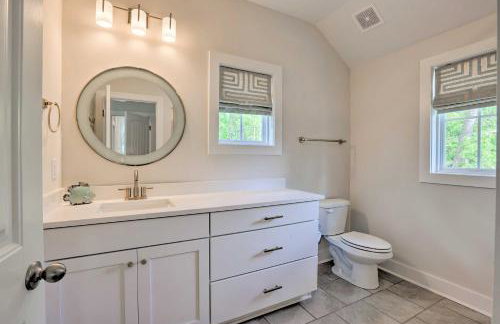 Luxe Lakefront Getaway with Porch and Water View! - Foto 20