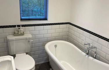 Secluded Countryside Home, Hot Tub, Onsite Pub, Pool Table, Sleeps upto 13, Perfect for a family get together - Photo 10