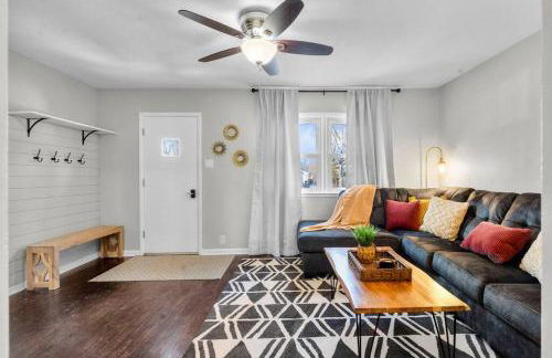 The Hideaway on Hazel- Luxury Smart Home w Hot Tub - Foto 28