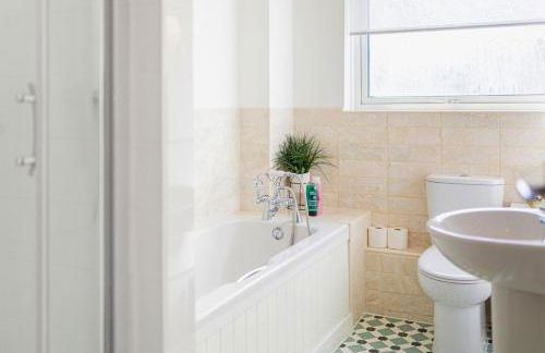 Central 2 Bed House w/ Garden and Free Parking! - Photo 32