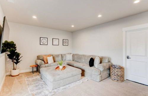 Midway to Heaven! BRAND NEW 5 bed 4.5 bath, HOTTUB - Photo 17