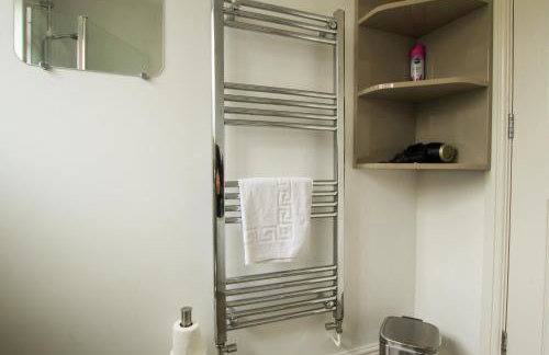 Modern 3-Bedroom Home in Quiet Cul-de-Sac w Parking by Rework Accommodation - Foto 25