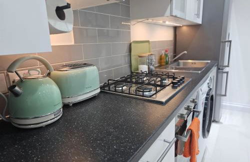 StayZen Apartments - Private Garden & Free Parking Ground Floor Central Woking - Business & Leisure - Photo 17