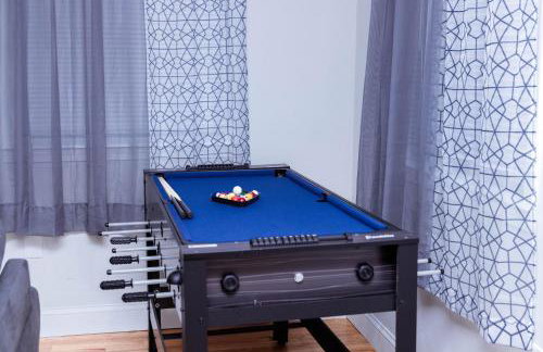 Modern Luxury Home With Fireplace & Game-Room - Foto 28