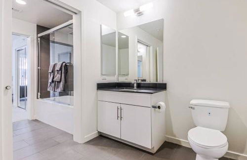 Spacious 2BD 2BA with Huge Balcony, Near Venice Beach & Fun! - Foto 18