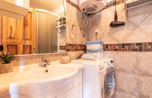 Amazing Apartment In Dobropoljana - Photo 18