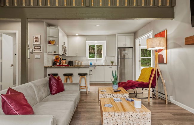 Inn the Poconos by Avantstay Private Lake Access Enclosed Hot Tub - Photo 10