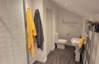 Modern and spacious 2 bedroom apartment with free parking - Photo 14