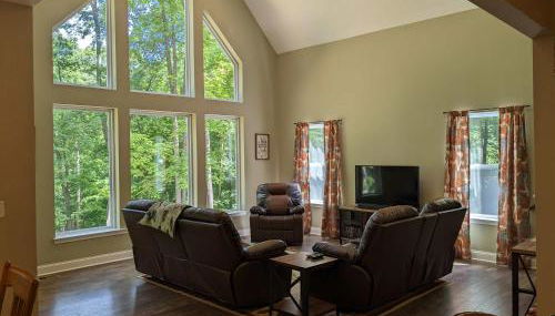 Modern 2 BD cabin with hot tub & Games & Central Loc - Foto 4