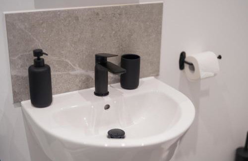 Perfect for Contractors & Families - Free Parking - Foto 12