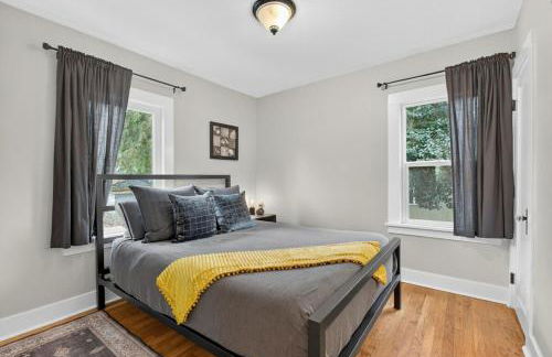 Warm and Inviting 3BR Craftsman with Big Kitchen - Foto 6