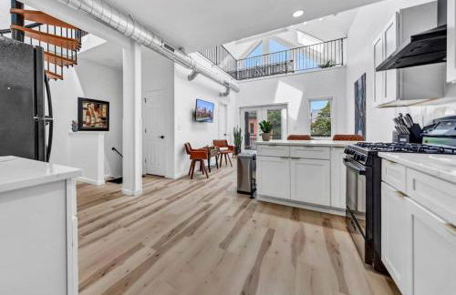 Stylish And Roomy Full House Dtwn - Photo 59