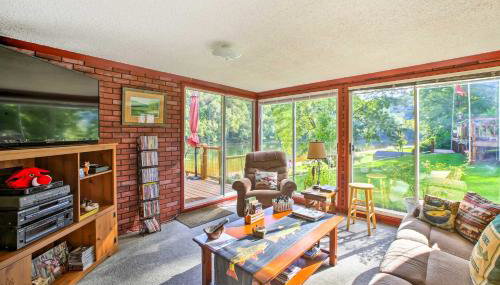 Cozy Waterfront Cottage with Deck on White River! - Foto 3