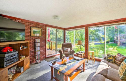 Cozy Waterfront Cottage with Deck on White River! - Foto 3