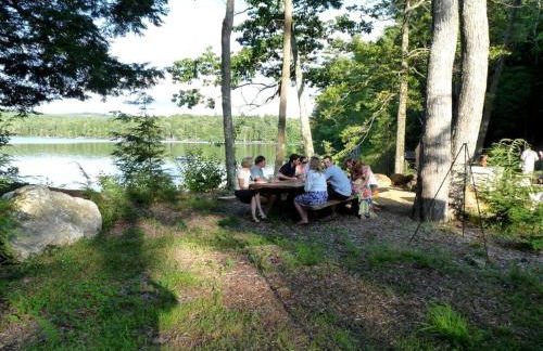 Romantic Couples' Cabin Getaway in Pittsfield, New Hampshire - Foto 15