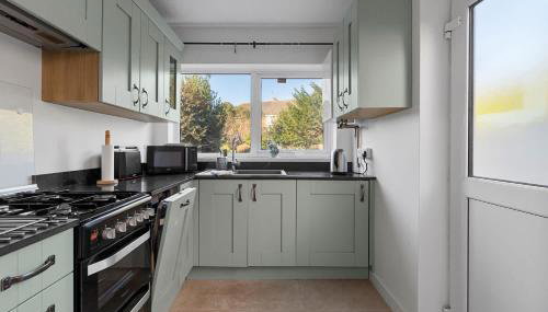 Exeter Heights - Short Stays UK Ltd - Photo 5, Garden view, stove, dishwasher