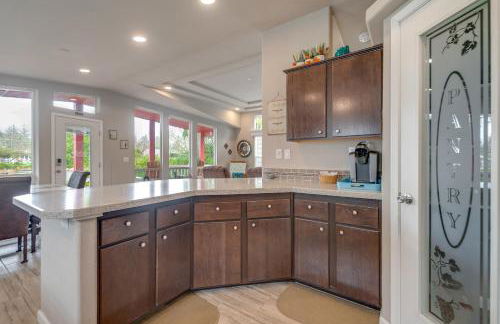 Ocean Shores Retreat with Porch and Canal Views! - Foto 10