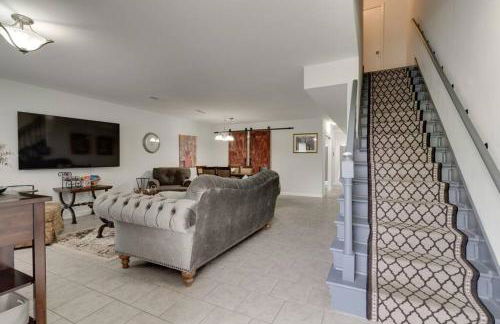 Beautiful 3 Bedroom- free parking 2M to Broadway - Foto 1