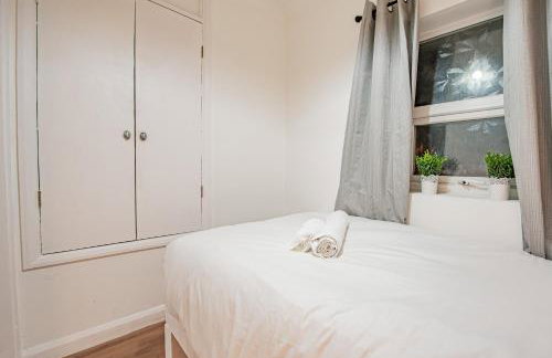 Bright Cosy Cottage with Parking and Outdoor Patio - Foto 18