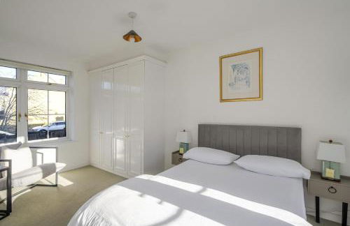 Luxurious 3 Bed House with Free Parking, Sky TV, Movies & Netflix - Foto 22