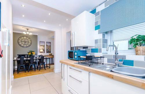 Spacious 3 Bed Home in Great Location by 53 Degrees Property - Ideal for Business with Parking - Foto 10