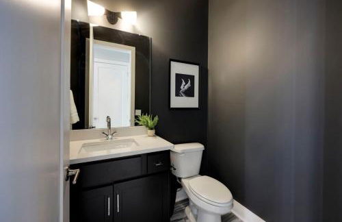 New Lux Townhome 6 mins to DT Rooftop Sleeps 12 - Foto 27