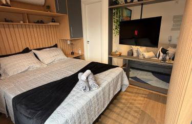 Studio 63 novo, luxuoso e completo com ar condicionado e cama Queen Size - Centro Mogi - Até 4 Pessoas - Foto 1